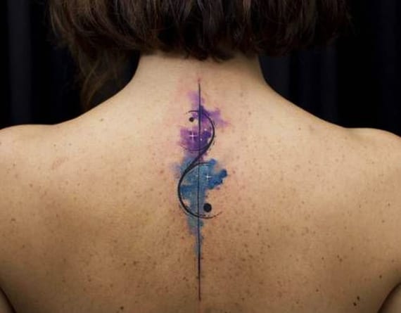 attraktive mini geometrische tattoos im aquarell tattoostil fur frauenrucken | Permanentní make up Teplice | Michaela Rybárová